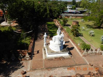 amazing　THAILAND！　（２６）高い仏塔と真っ白な涅槃仏があるワット・ヤイチャイモンコンへ・・・