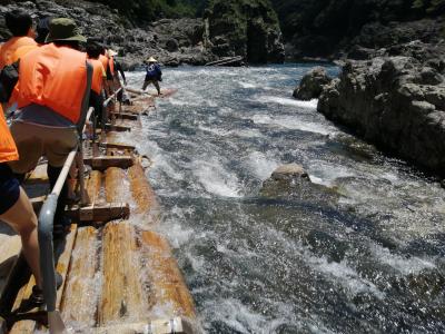 飛び地の北山村で観光筏下り