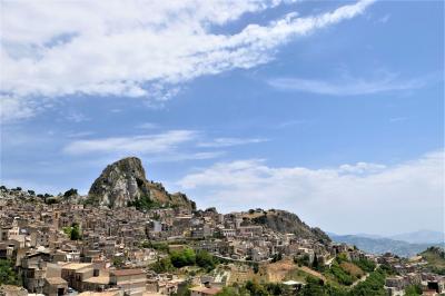魅惑のシチリア×プーリア♪　Vol.177　☆カルタベッロッタ：シチリアにもあった絶景の岩山と美しき村♪