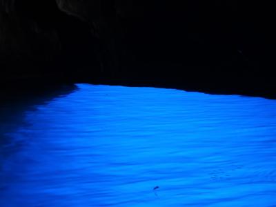 ナポリから乗換なしで行けちゃう、幻想的な青の世界「パリヌーロの青の洞窟」