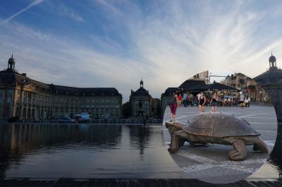 赤ワインの一大産地で水の鏡に映し出すボルドー2