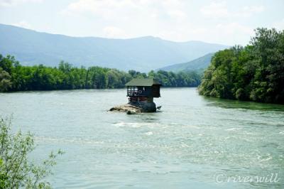 川の中に建つ家？！セルビア国境に浮かぶドリナ・リバーハウス