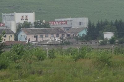 草むらの向こうの北朝鮮