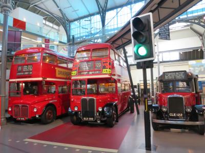 鉄道ファンがロンドンの交通博物館を見学。