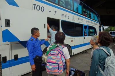 9万５千円で２週間、タイの遺跡やラオスを巡り、東南アジア初心者のシニア婦人たちをエスコートする旅（2/22）スコータイへのバスの旅