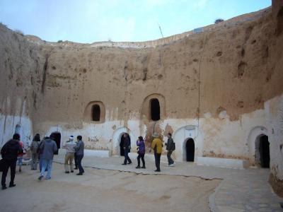 チュニジア７日間の旅（５）　タメルザ渓谷とマトマタの洞窟住居