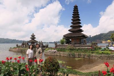成田発ＫＬ経由バリ島★３日目★バリでカーチャーター（２）ウルンダヌブラタン寺院とチャンディクニン市場