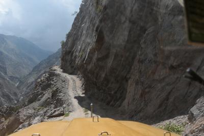 断崖に造られた世界一「危険なジープ道」～眼下は数百メートルの峡谷、ジープで悪路を走る～(パキスタン北部旅行記NO2)