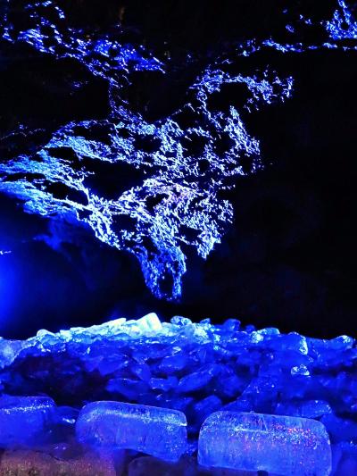 富士山麓-2　鳴沢氷穴b  天然氷の列柱-clear ☆Ice Cave　製氷の貯蔵庫-青くlight up