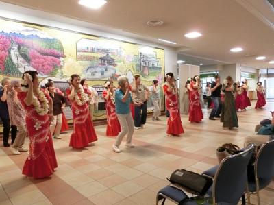 真夏日のひと時、フラダンスを見て、「わずか６０分のハワイ気分」を楽しむ。（2019）