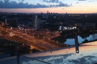 2019年ベラルーシとモスクワ旅行２日目（５）街角の眩しい夕景とベラルーシ国立図書館の展望台からのミンスクの夜景～夕焼けが見える22時の夜空