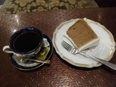 青森　老舗レトロ喫茶のハチミツ珈琲と手作りケーキ　喫茶クレオパトラ