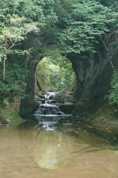 SNSで話題になった千葉の不思議な光景・・・濃溝の滝、海中に立つ電柱