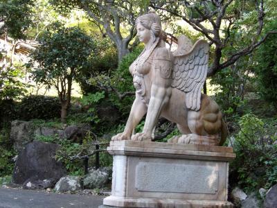 佐助谷の奥のお屋敷に大理石のスフィンクス像