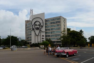 キューバ７日間旅（２）ハバナ①1950年代アメ車で革命広場へ、コヒマル