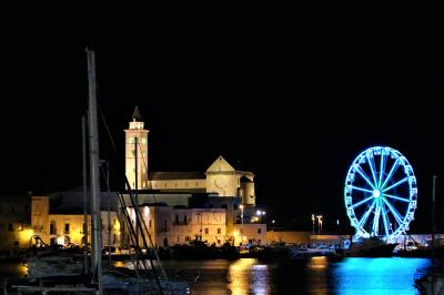 魅惑のシチリア×プーリア♪　Vol.769　☆夜景の美しいトラーニ漁港：賑やかなお祭り♪