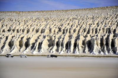 ウスチュルト台地に太古の地球を想う4   　                キャンプ3泊目は塩湖に泊まり塩湖を歩く