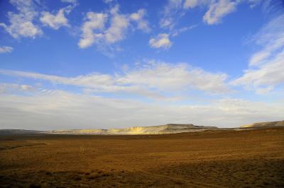 ウスチュルト台地に太古の地球を想う５　　　　　　　最後のキャンプサイト到着から翌日アクタウ到着まで