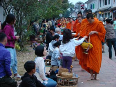 年末年始に行く托鉢と世界遺産の街・ルアンパバーン　①