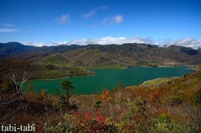 野反湖の うら山の 紅葉 ？？