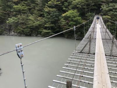 秘境寸又峡ウォーク：夢の吊橋を渡るには注意、時間にゆとりを持って