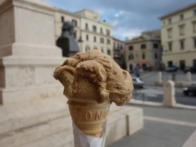 Tarquinia の国立博物館をみる。そして，ジェラートで一服。いい街です。