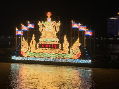 カンボジアで乾季の訪れを祝う「水祭り」