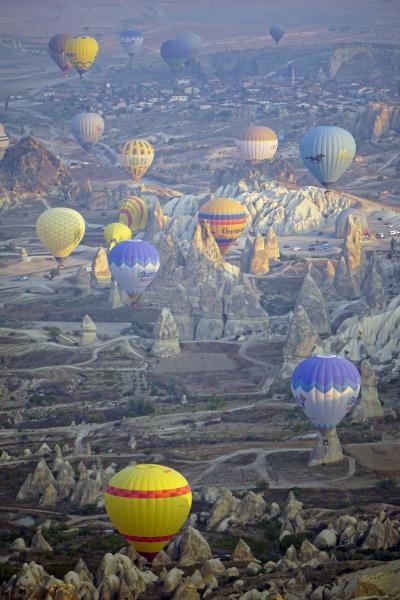 トラピックス「トルコ大周遊15日間」（11）トルコ建国記念日は150のバルーンツアーの気球と共に地上1000メートルの空の上から祝う。
