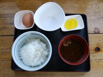 卵かけご飯の聖地食堂かめっちで卵かけご飯定食を食す