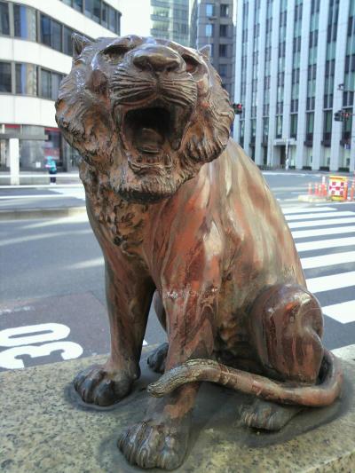 文部科学省と霞が関ビルの前に、上部に虎の銅像がある虎門遺跡の碑があります。