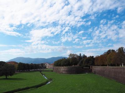 《イタリア》秋の紅葉が映える城壁に囲まれた街ルッカ