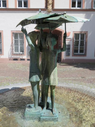 心の安らぎ旅行（2019年 5月 Mainz マインツPart14 Regenschirm 傘をさす少女達♪）