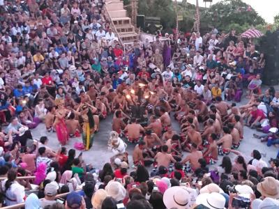 バリ島へ～♪　4日目　ショッピングとウルワルツ寺院・ケチャックダンス