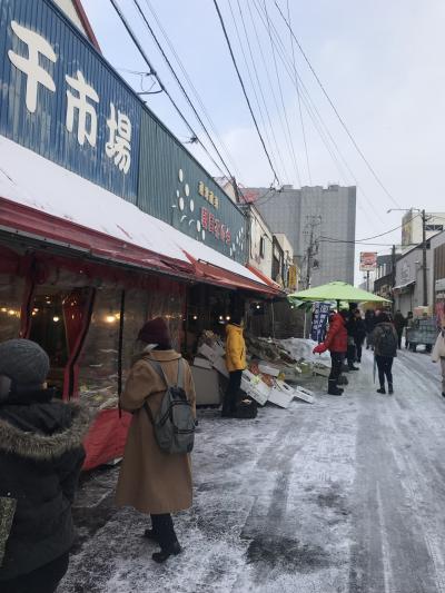 函館朝市を歩く  函館の天気をなめていました。