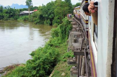 タイ一人旅：　泰緬鉄道と週末市場とジェンガ風ビル