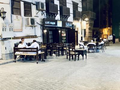 ジェッダの歴史地区の夜とレッドシーパレスホテル。