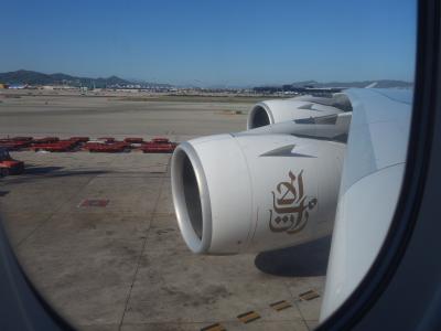 A380に乗りました。Emirates EK186。BCN-DXB。15:00 バルセロナ発。