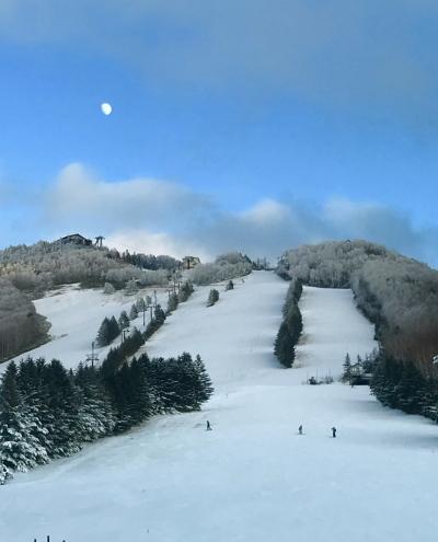 2019.12☆雪を待つ奥志賀高原の白い月とピンクのグラデーションの珍しい林檎☆ムーンルージュ('∀')