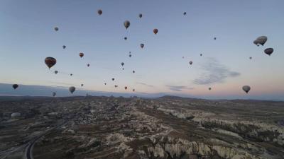 トルコの大地と気球