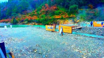 真冬の川につかる。和歌山熊野本宮、川湯温泉１