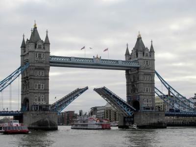 足まめ母娘のロンドン2人旅2回目　④街歩き～大英図書館・二つ目のホテル・タワーブリッジの跳ね橋