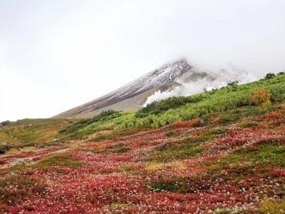 北海道百名山、三座踏破を狙え！④－日本で一番早い紅葉と雪景色の競演