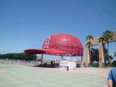 カリフォルニア州 アナハイム(水戸市と姉妹都市）　－　エンジェル スタジアムにはミッキーマウスと巨大なキャップのオブジェ