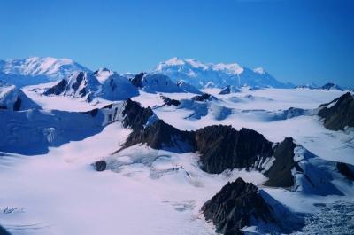 世界最大の氷原とカナダ最高峰ローガン山 (World largest icefield & Canada's highest peak)