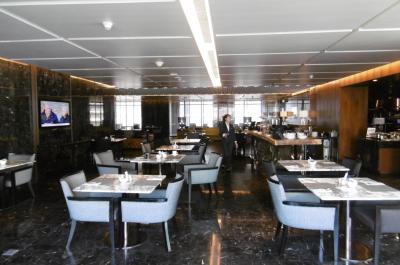 ザ・ラウンジ第２１弾（ヒルトン・スクンビット・バンコク）暗くて見晴らしの悪いラウンジ！