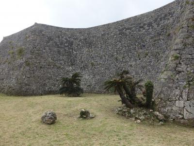 沖縄(3.3) 中城城跡をみる。すごい石垣ですね。積み方も３種類ある。時代が重層しているのかな。