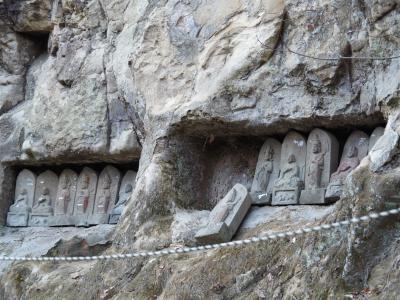 正法寺　厳殿山　石崖の石仏さまが圧巻です！