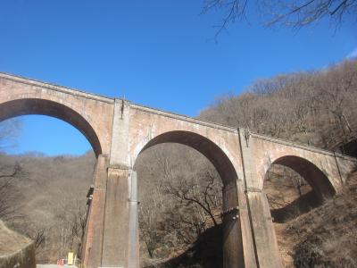 駅からハイキングで横川からめがね橋を通り熊ノ平まで歩いた後は、おぎのやで峠の釜めしの昼食です(´～｀)