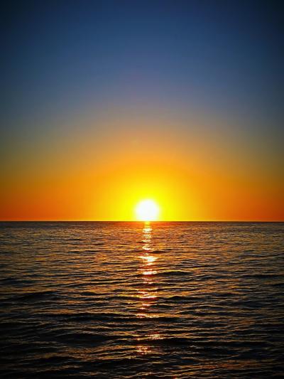 Oahu-7　夕日のとき・最高！　天空染め水平線に隠れ　☆スター・オブ・ホノルル-デッキ眺望