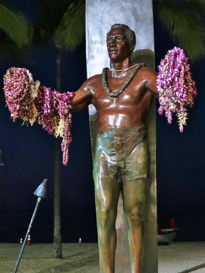 Oahu-11　クヒオ ビーチパーク 早朝の散歩　☆近代サーフィンの父・伝説の魔法石も